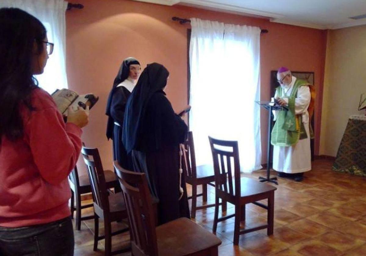 Imagen de una misa de las monjas de Belorado en el restaurante asturiano que han adquirido.