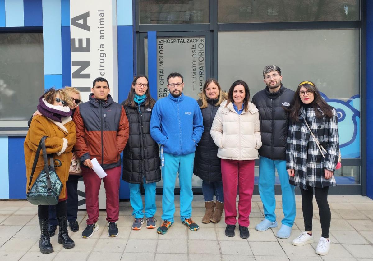 Veterinarios y usarios de la clínica Veterinea durante la protesta de este martes.