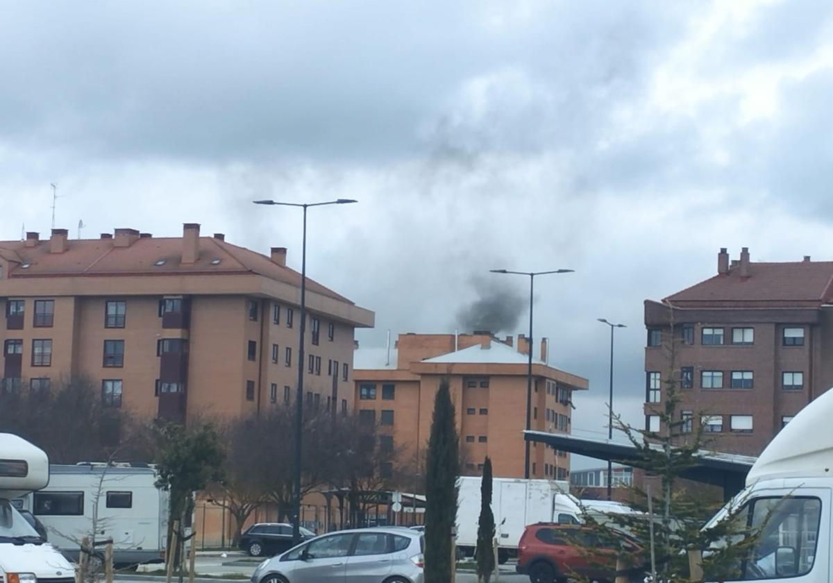 El humo negro que salía del edificio ha alertado a la zona.