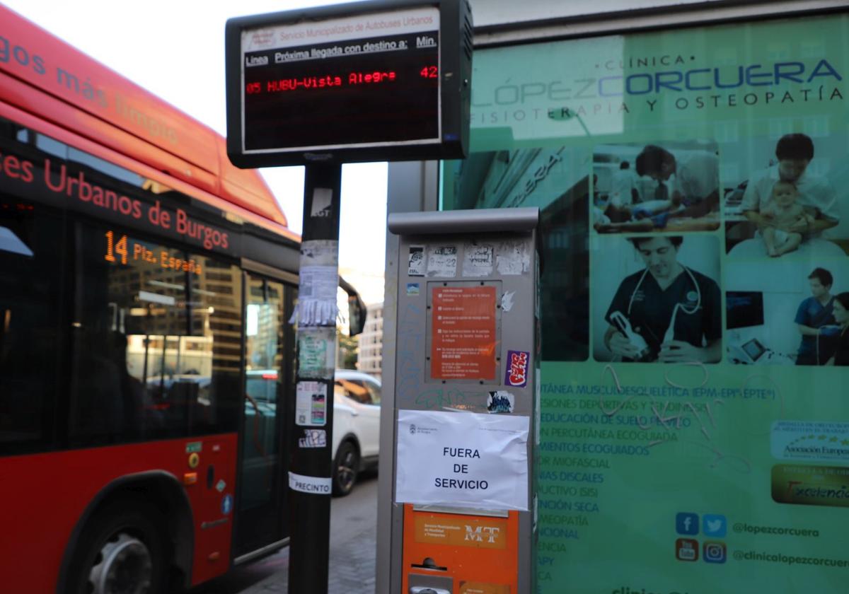 Máquina de recarga de la tarjeta del bus urbano fuera de servicio en Burgos.