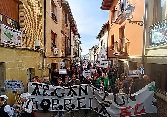 Los vecinos de La Puebla de Arganzón han salido a protestar a las calles contra este proyecto solar.