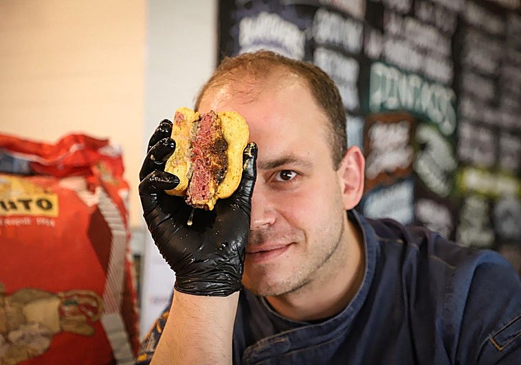 Alex, propietario de La Rima Fast Food Gourmet, con su hamburguesa La Montxito 2.0