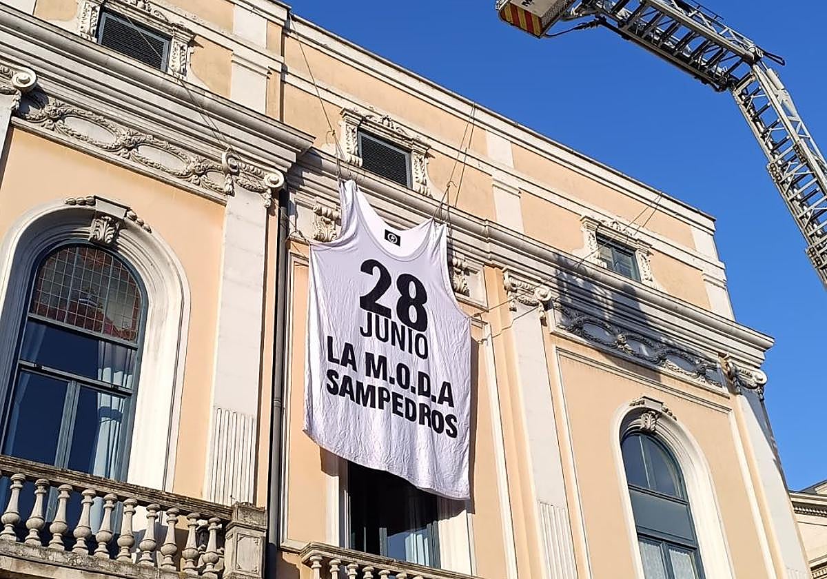 Se ha desplegado una enorme camiseta sin mangas en el Teatro Principal para anunciar el concierto.