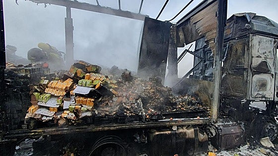 Un incendio calcina un camión y obliga a cortar la AP-1 en Burgos