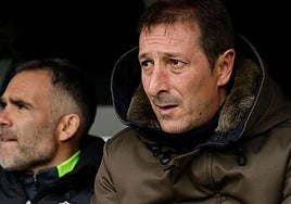 Luis Miguel Ramis, en el banquillo del Burgos CF.