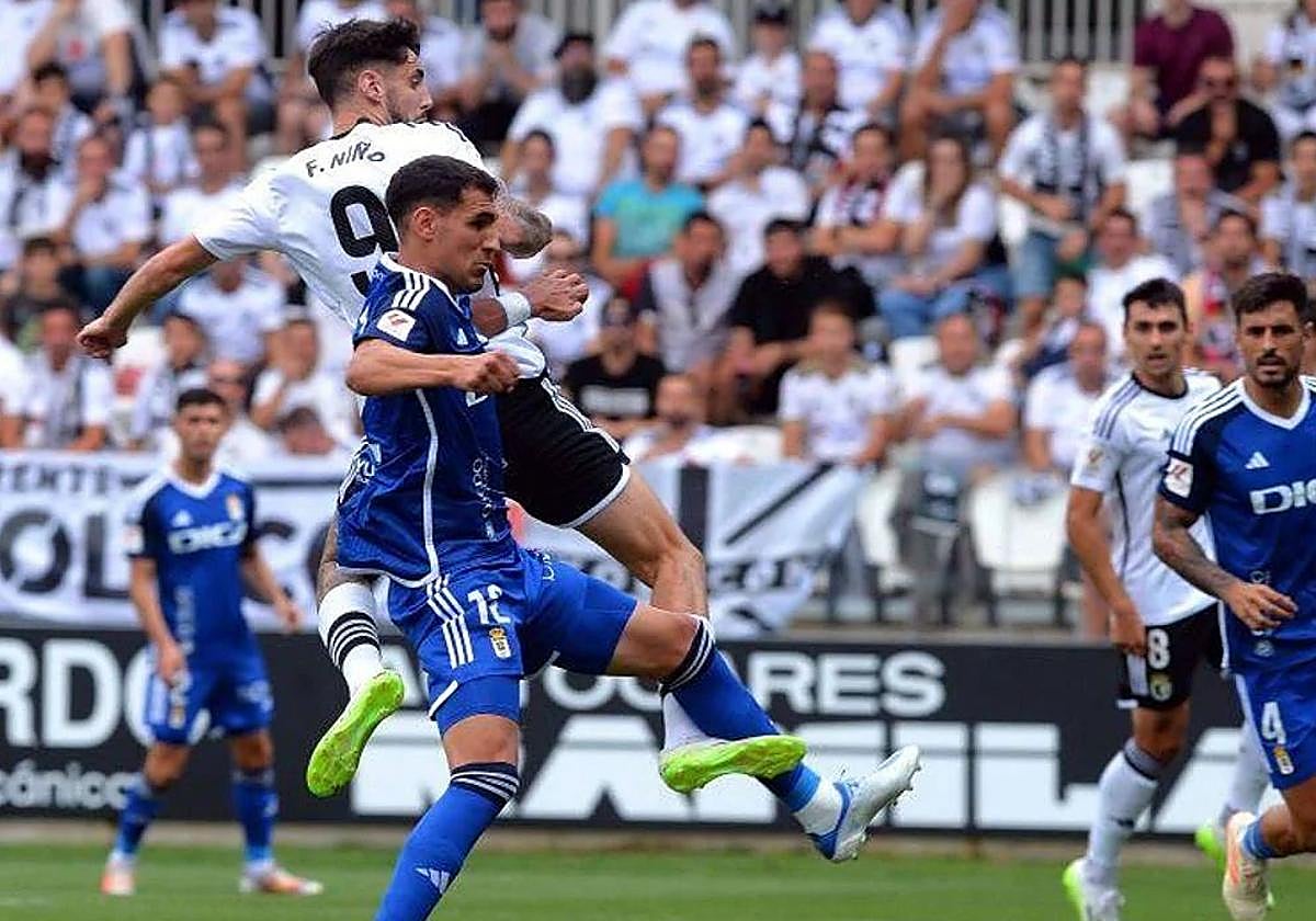 Imagen de un encuentro entre el Burgos CF y el Real Oviedo.