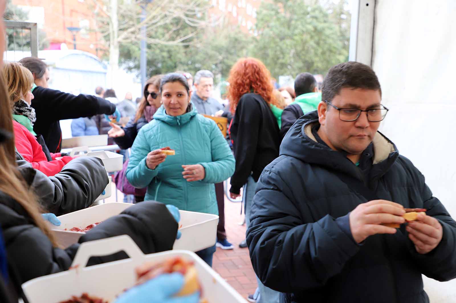 Así ha sido, en imágenes, el tracional reparto de cecina