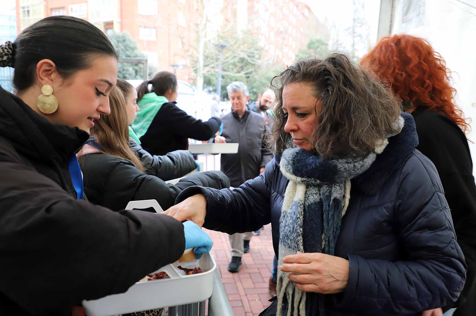 Así ha sido, en imágenes, el tracional reparto de cecina