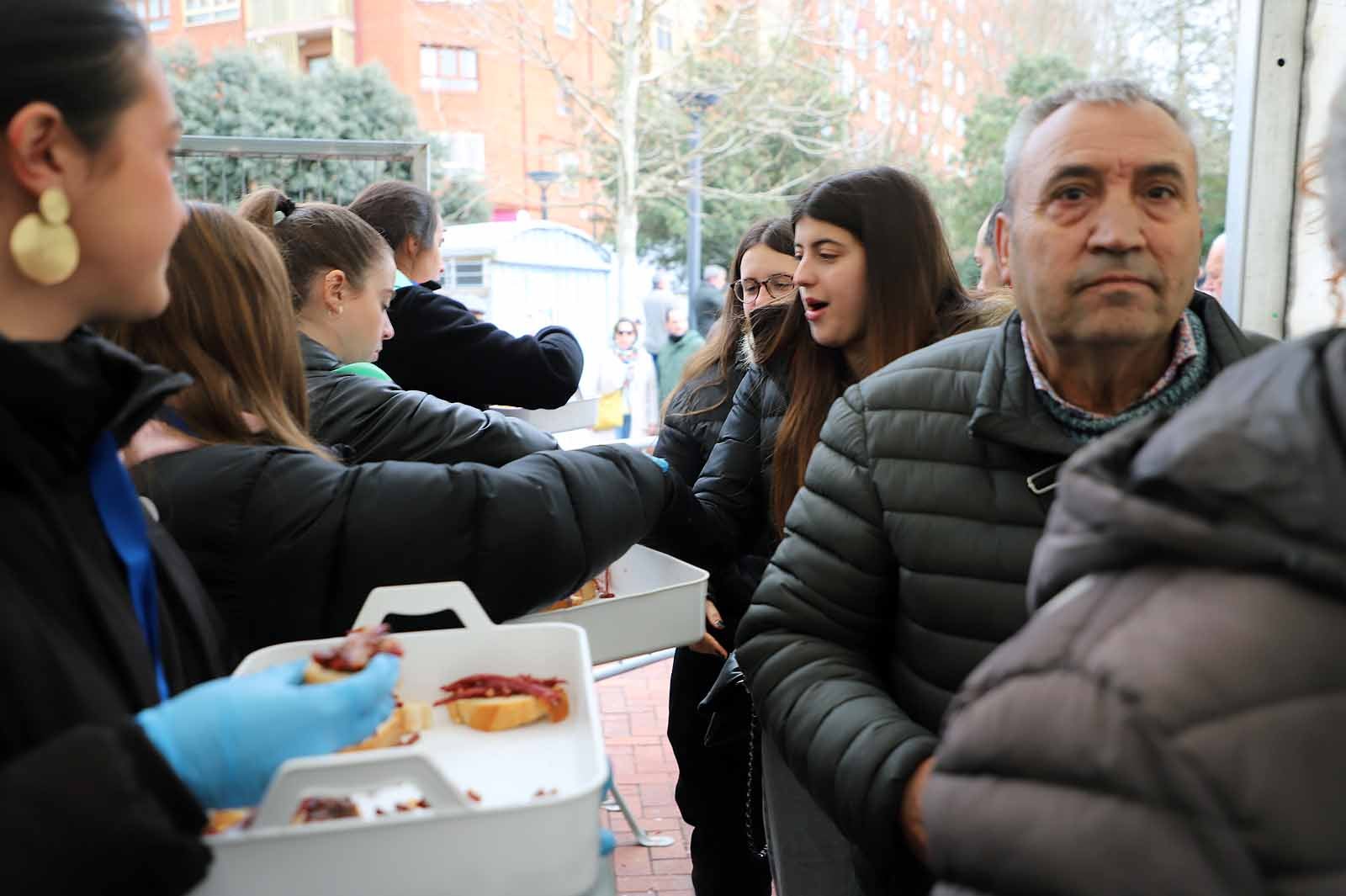 Así ha sido, en imágenes, el tracional reparto de cecina