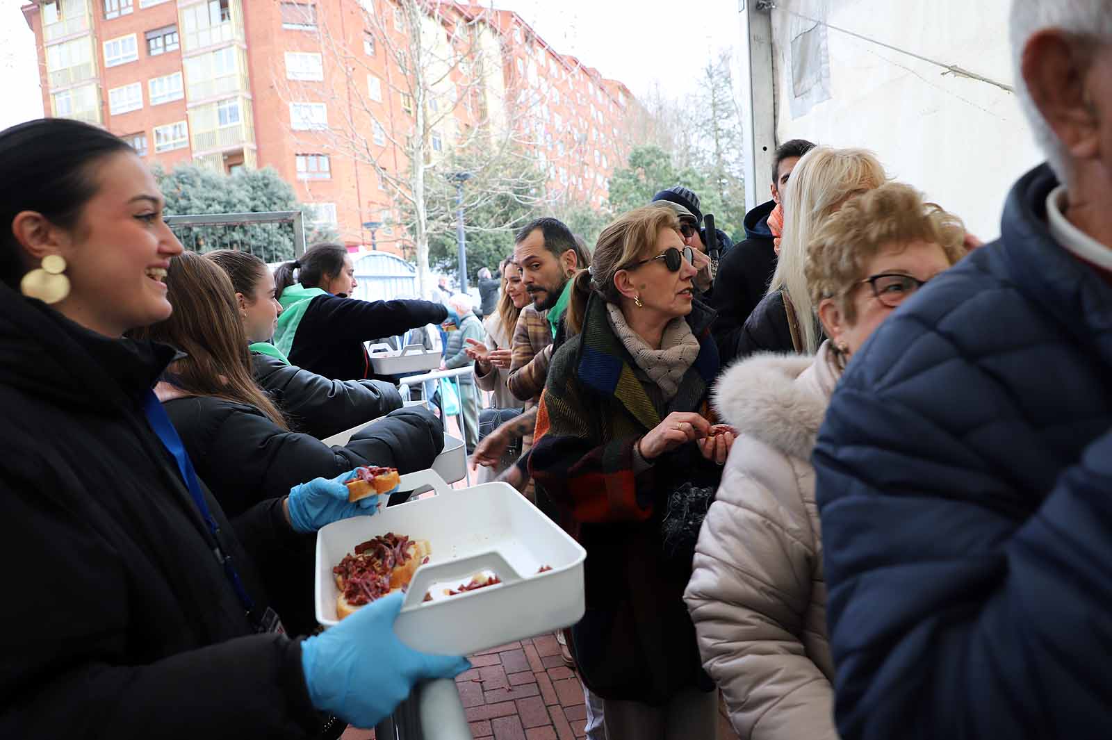 Así ha sido, en imágenes, el tracional reparto de cecina