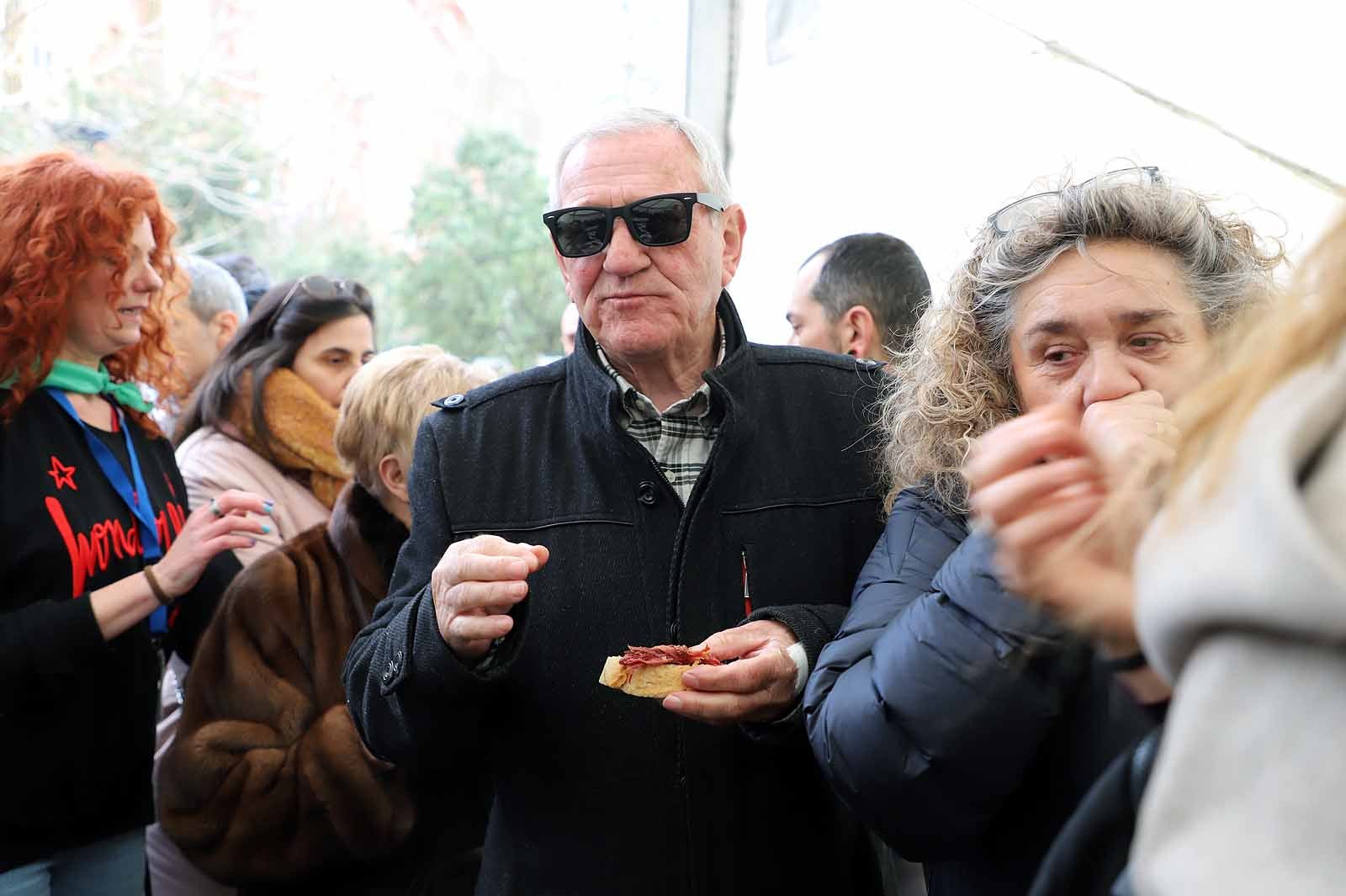 Así ha sido, en imágenes, el tracional reparto de cecina