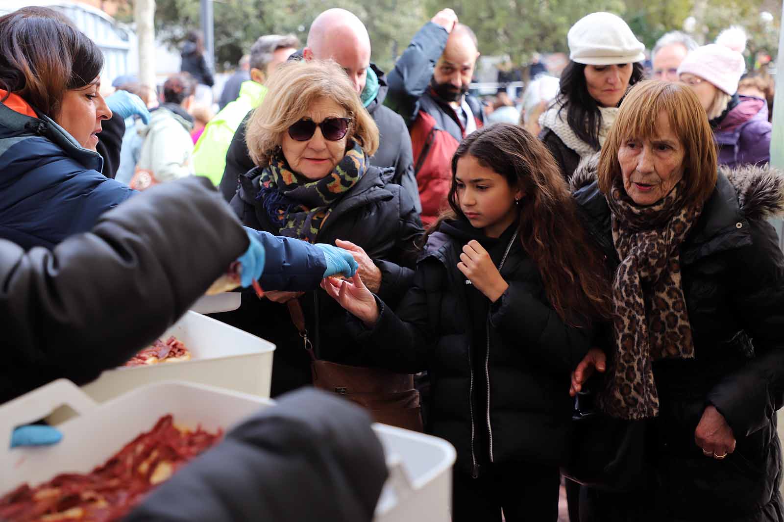 Así ha sido, en imágenes, el tracional reparto de cecina
