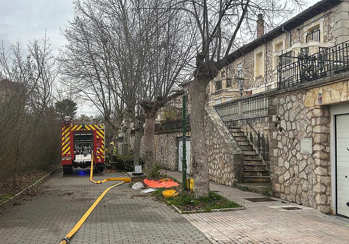 Los bomberos actuaron durante horas en el incendio de una vivienda en el Paseo Pisones.