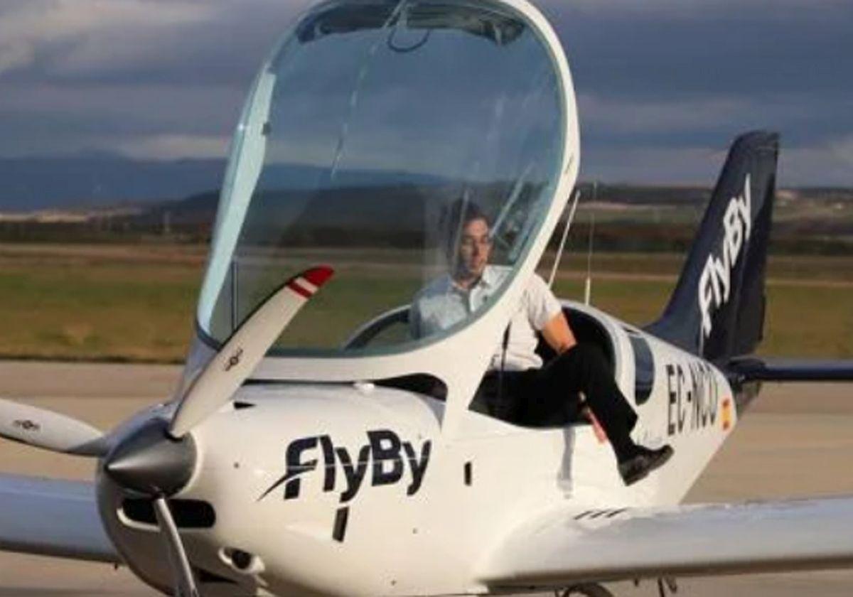 Un alumno de la escuela se baja del avión tras un vuelo desde Galicia en el aeropuerto de Villafría.