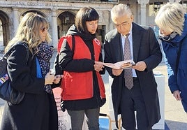 Volunaria de la Cruz Roja junto al delegado territorial de la Junta de Castilla y León en Burgos, Roberto Saiz Alonso, la gerente de servicios sociales, María Antonia Paniego y el coordinador provincial de Cruz Roja en Burgos Jorge Martín.
