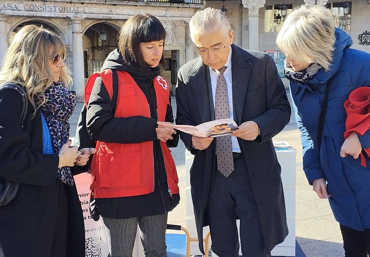 Volunaria de la Cruz Roja junto al delegado territorial de la Junta de Castilla y León en Burgos, Roberto Saiz Alonso, la gerente de servicios sociales, María Antonia Paniego y el coordinador provincial de Cruz Roja en Burgos Jorge Martín.