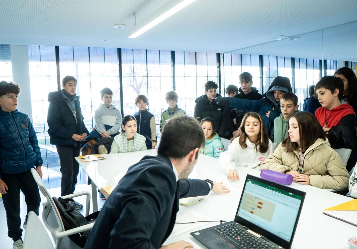 Alumnos participan en la duodécima edición de Planea Emprendedores.