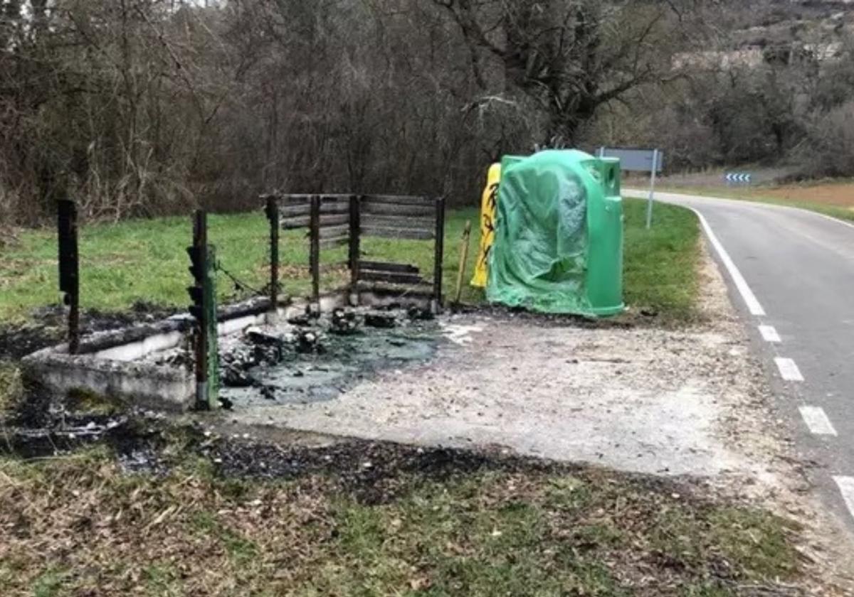Área de contenedores quemada en un pueblo de Burgos.