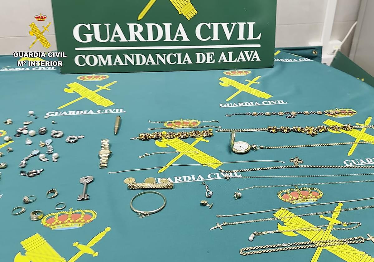 Joyas robadas e incautadas al ladrón.