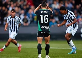 Curro, cabizbajo tras fallar un penalti en el descuento.