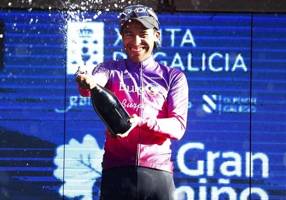 El guatemalteco, celebrando la victoria en el podium.