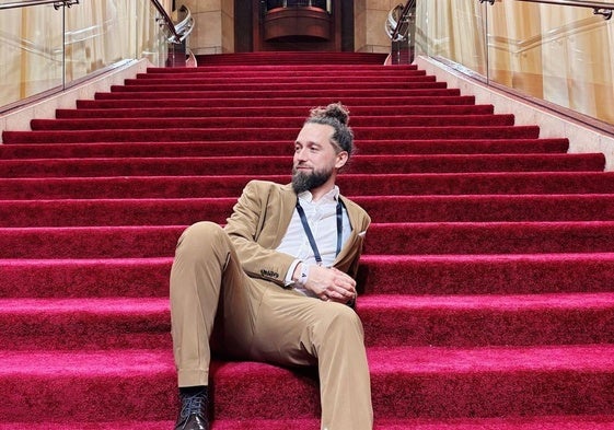 Carlos Sánchez, cortador de jamón, en las escaleras del Dolby Theatre.