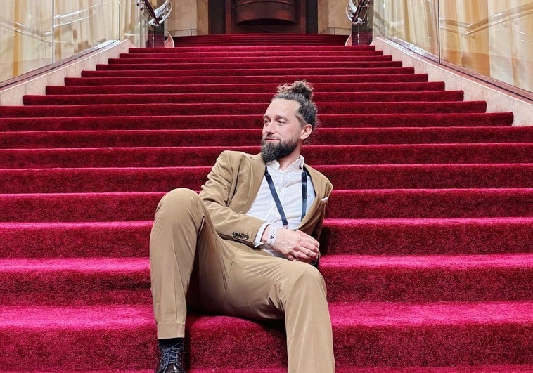 Carlos Sánchez, cortador de jamón, en las escaleras del Dolby Theatre.