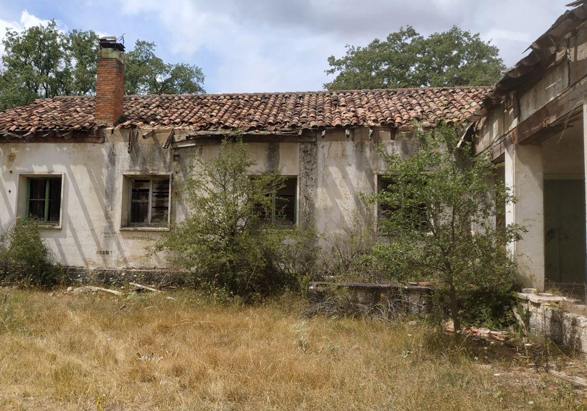 Aspecto actual de las edificaciones existentes en el Bosque de Villafría.