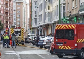 Los Bomberos de Burgos durante la intervención en un incendio mortal en la ciudad.
