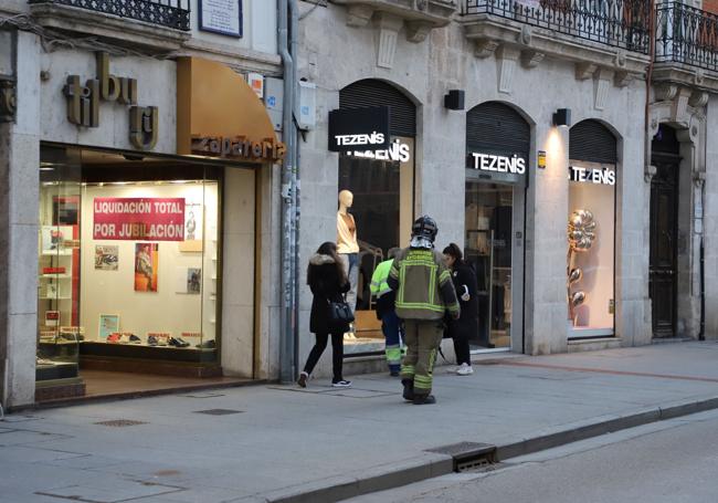 Bomberos de Burgos comprobando los niveles de gas