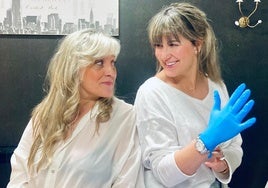 Marta Gómez, especialista en tratamientos estéticos, junto a la doctora Lorena Martín Galán.