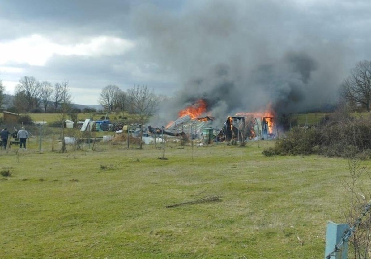 Incendio de una nave agraria en Huerta de Abajo.