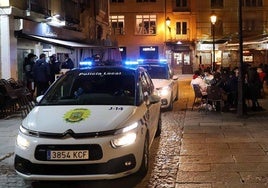 Imagen de archivo de la Policía Local en una noche de patrulla por Burgos.
