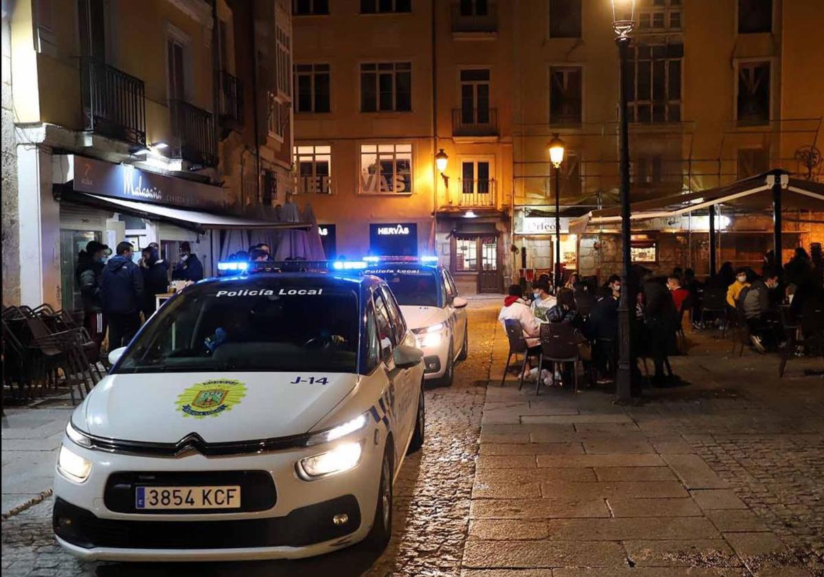 Imagen de archivo de la Policía Local en una noche de patrulla por Burgos.