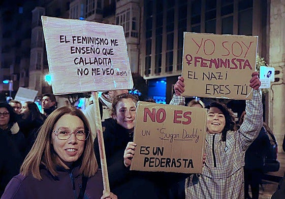 Reivindicaciones feministas durante la manifestación del 8M en Burgos por el Día Internacional de la Mujer.