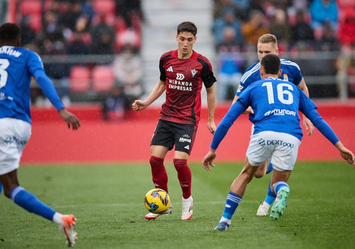 Jugadores del CD Mirandés y del Real Oviedo en Anduva