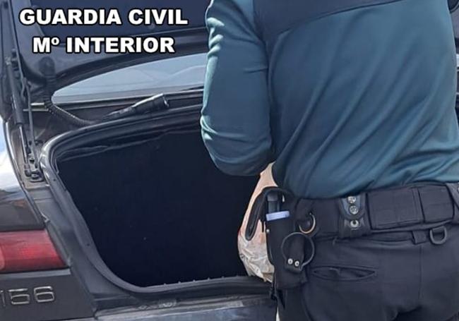 Revisión del vehículo por parte de los agentes.
