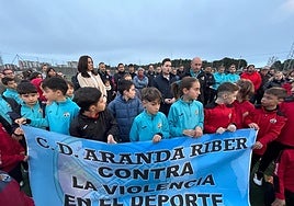 El alcalde de Aranda de Duero en la concentración de apoyo al árbitro agredido.