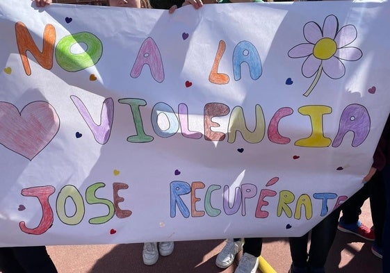 Los niños del colegio donde trabaja el árbitro agredido le muestran su apoyo