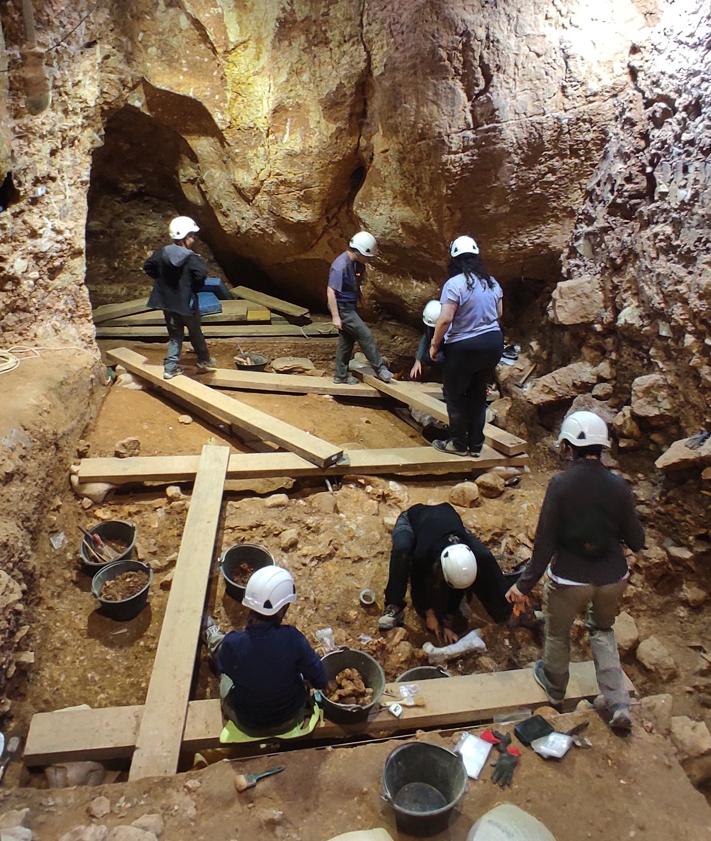 Imagen secundaria 2 - Arrriba, excavaciones en la campaña de 2023; abajo, vista frontal de la reconstrucción virtual de ATE7-1 y Sima del Elefante.