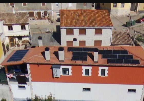 Instalación de placas solares en una vivienda.