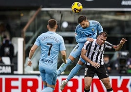 Grego Sierra espeja el balón ante Ortuño.