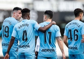 Los jugadores del Burgos CF celebran el gol de la victoria.