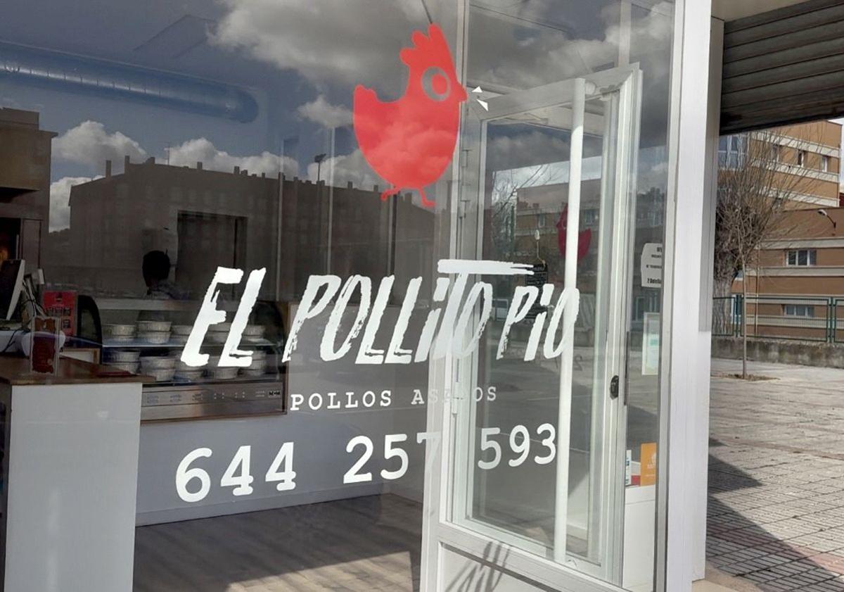 Imagen principal - El nuevo asador de pollos que triunfa en Burgos