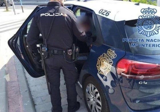 Imagen de archivo de una detención de la Policía Nacional.