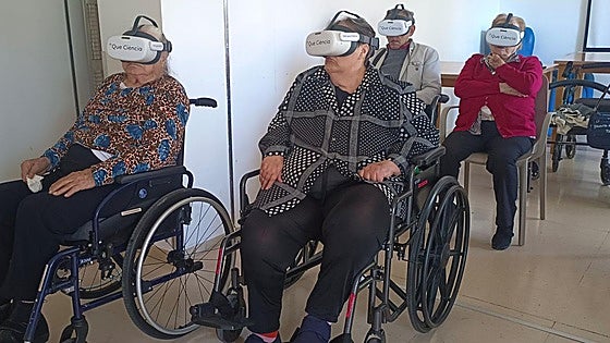 La realidad virtual acerca los yacimientos de Atapuerca a mayores de residencias afectadas por la DANA