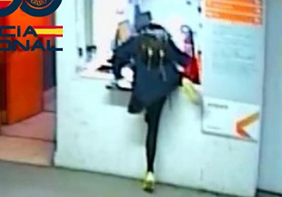 Momento captado por las cámaras de seguridad donde se ve cómo rompen el cristal de la cabina del aparcamiento.