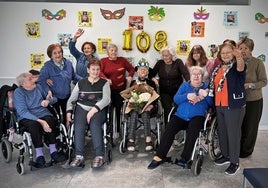 Pilar, en el centro con una corona, en la celebración de sus 108 años.