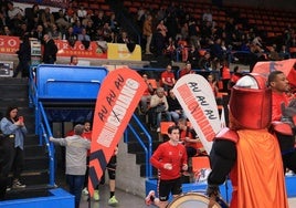 Adrián Sánchez, saltando a la cancha.