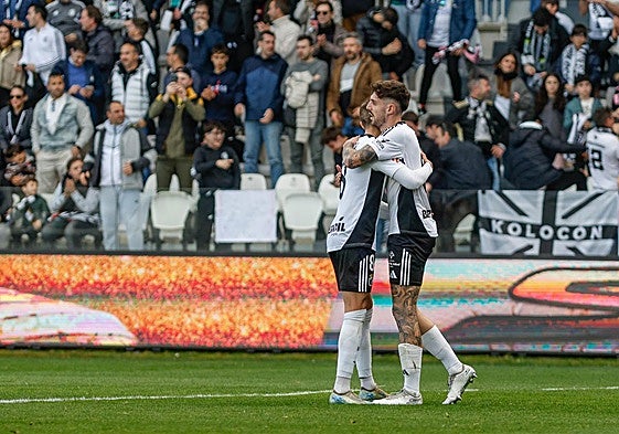 Fer Niño celebra el primero de sus goles de la tarde.